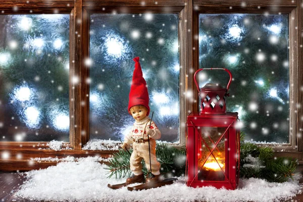 Finestra di gelo invernale con lanterna accesa, Natale o Avvento — Foto Stock