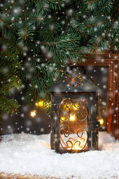 Winterfrostfenster mit brennender Laterne, Weihnachten oder Advent — Stockfoto