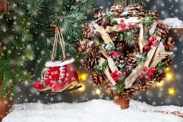 Tarjeta de regalo de Navidad con composición navideña - ventana de heladas y decoraciones — Foto de Stock