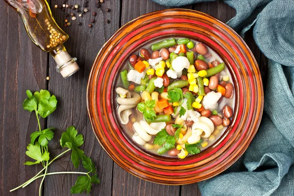 Cuenco de sopa minestrone con pasta y verduras —  Fotos de Stock