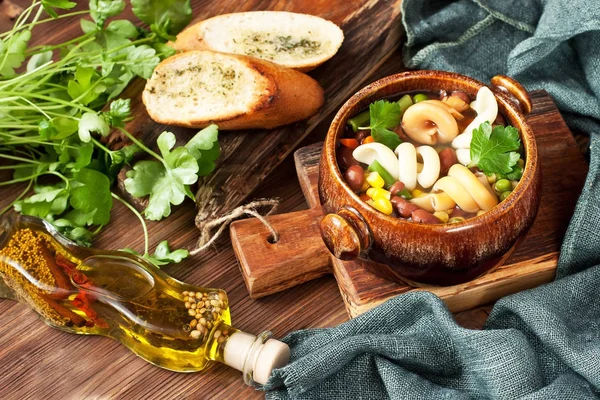 Μινεστρόνε, Ιταλική σούπα λαχανικών με ζυμαρικά στο ξύλινο τραπέζι — Φωτογραφία Αρχείου