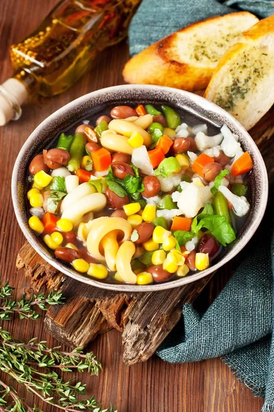 Minestrone delizioso fatto in casa zuppa con pane tostato — Foto Stock