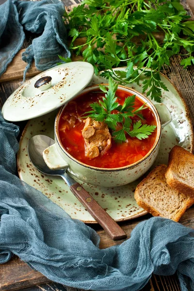 Cocina ruso-ucraniana sopa borscht con cerdo y verduras —  Fotos de Stock