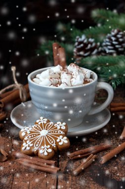 Sıcak çikolata ve marshmallow ile Noel zencefilli kurabiye