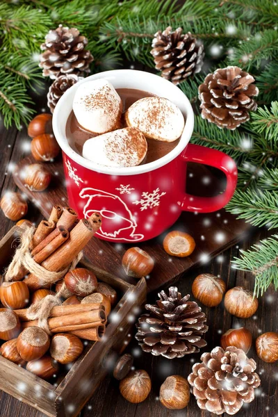Tasse rouge avec chocolat chaud et guimauves — Photo