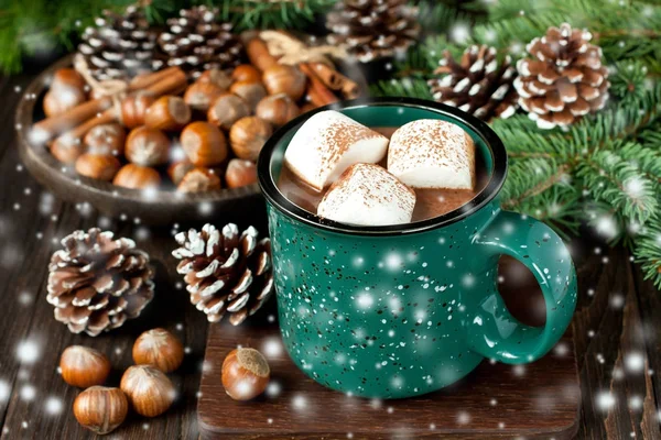 Taza con chocolate caliente y malvaviscos sobre fondo oscuro — Foto de Stock