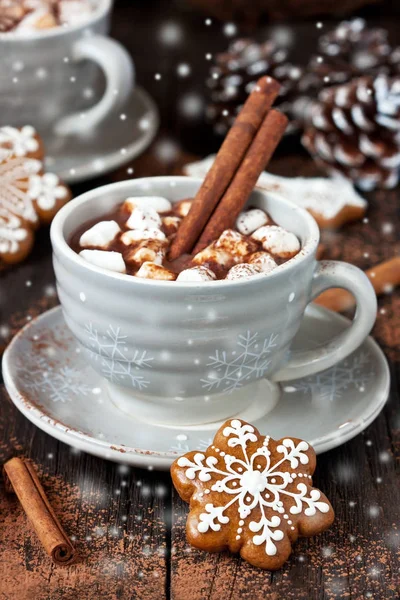 Copo de chocolate quente cremoso com marshmallows derretidos — Fotografia de Stock