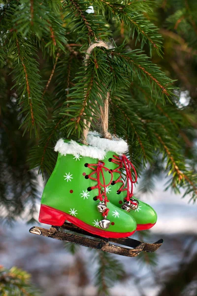 Decoración de juguete de Navidad en la rama de abeto, al aire libre — Foto de Stock