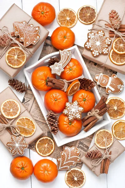 Composizione con mandarini di Natale, confezione regalo e biscotti — Foto Stock