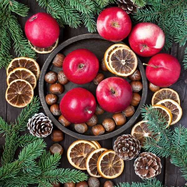 クリスマス木製テーブルの上のリンゴのある静物 — ストック写真