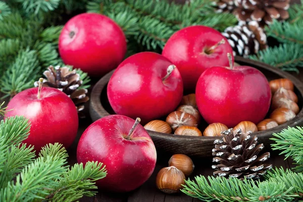 Bodegón de Navidad con manzanas sobre mesa de madera — Foto de Stock