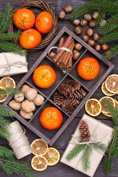 Natal ainda vida com tangerinas e ramos de pinho — Fotografia de Stock