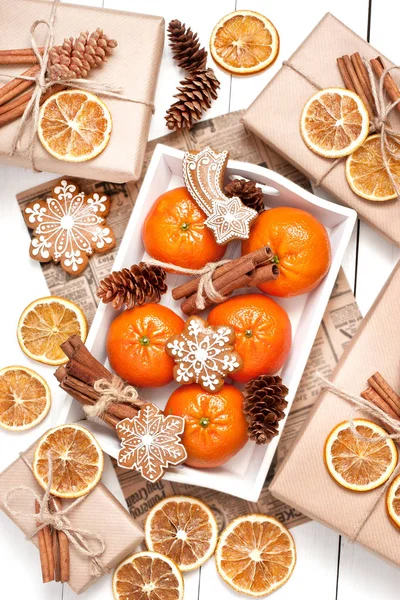 Fundo de Natal com biscoitos, frutas e caixa de presente — Fotografia de Stock