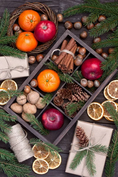 Frutos de Natal em fundo de madeira — Fotografia de Stock