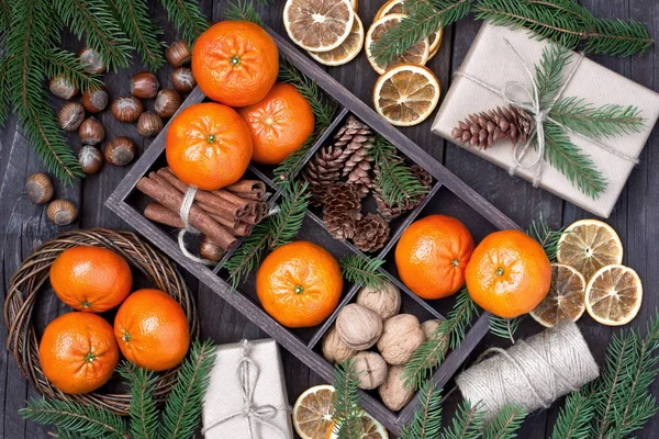 Natura morta di Natale con mandarini e rami di pino — Foto Stock