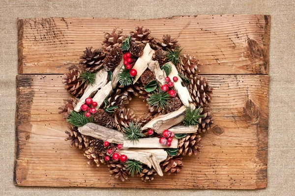 Ghirlanda di Natale su tavola di legno rustico — Foto Stock