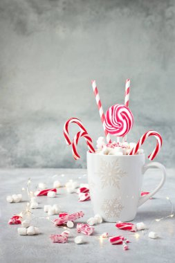 Şeker kamışları ve lokum ile Noel zamanı kompozisyonu