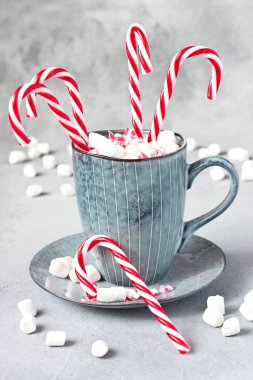 Noel kompozisyonu, şeker kamışları ve kupada lokum.