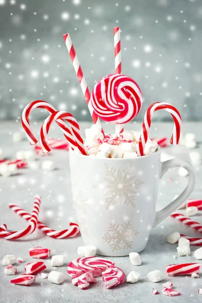 Caneca de Natal agradável com bengalas doces e marshmellows fofos, foco seletivo — Fotografia de Stock