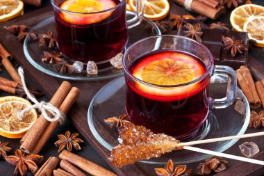 Turunçgiller ve kızılcıklarla parıldıyor.