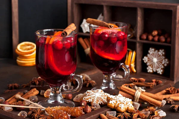 Glühwein mit Orangenscheibe und Gewürzen — Stockfoto