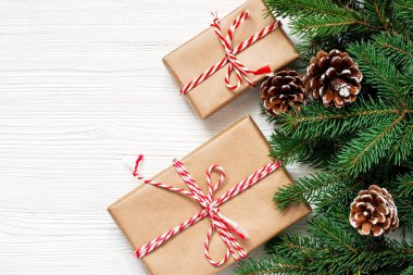Hediye kutularıyla Noel tatili kompozisyonu 