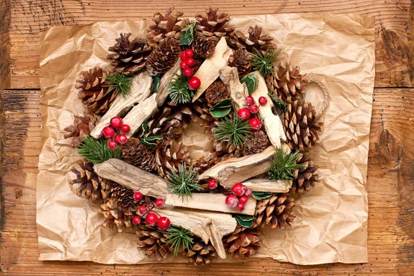 Corona de Navidad sobre fondo rústico de madera —  Fotos de Stock