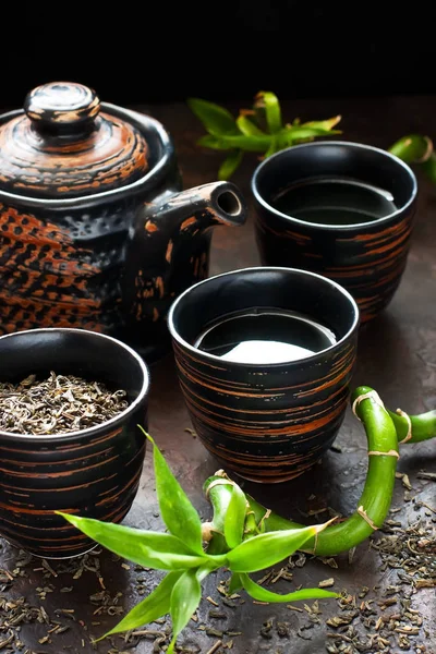Keramické konvice a čajové šálky na kamenném stole — Stock fotografie