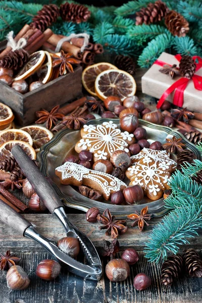 Kerstkaart met peperkoek en specerijen — Stockfoto