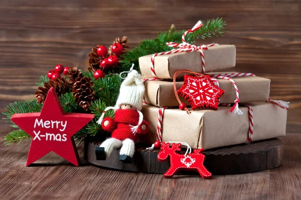 Decoración de Navidad sobre el fondo de madera — Foto de Stock