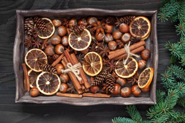 Ahşap arka planda baharatlar olan Noel kompozisyonu
