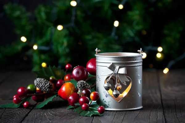 Lanterna ardente e decoração de Natal — Fotografia de Stock