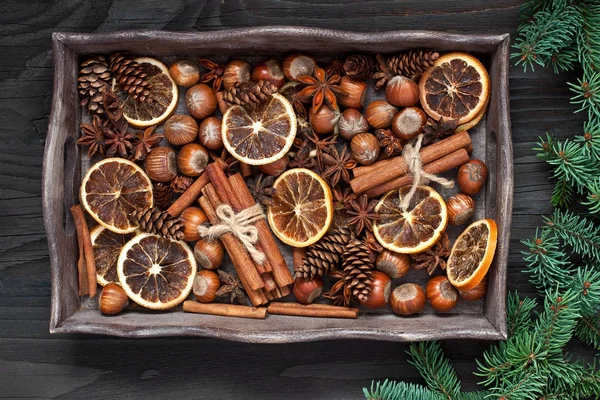 Composición navideña con especias sobre fondo de madera — Foto de Stock