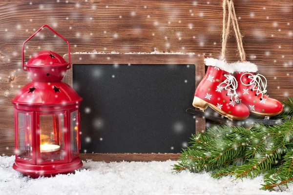 Lanterna ardente e decorazione natalizia — Foto Stock