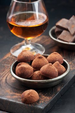 Çikolata truffles ahşap tahta üzerinde. Atmosferik gıda fotoğraf