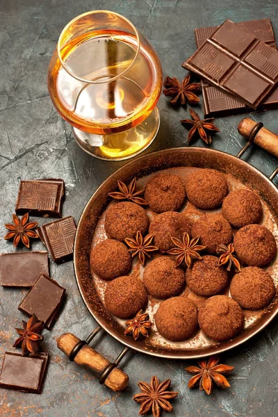 Whisky o coñac, caramelos de chocolate de trufa en polvo de cacao —  Fotos de Stock