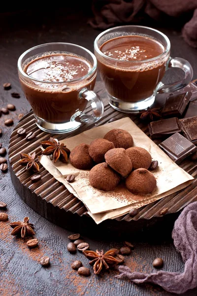 Taza de chocolate caliente con caramelos de trufas — Foto de Stock