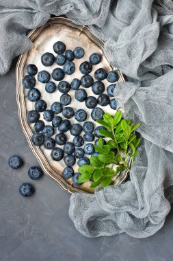 Sulu ve Taze Yaban Mersini Yeşil Yaprakları ile