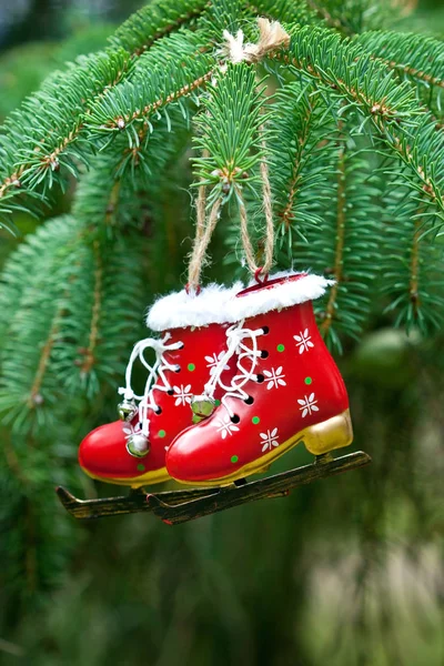 Decoratie van Kerstmis speelgoed op fir vertakking van de beslissingsstructuur, buitenshuis — Stockfoto