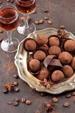 Viski ya da likör, trüf çikolata kakao tozu şekerleme 