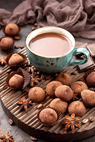 Composición con bebida caliente de chocolate y trufas dulces — Foto de Stock