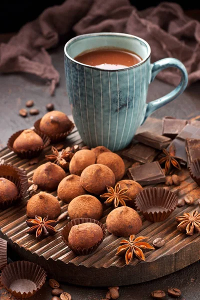 Taza de chocolate caliente con caramelos de trufas — Foto de Stock