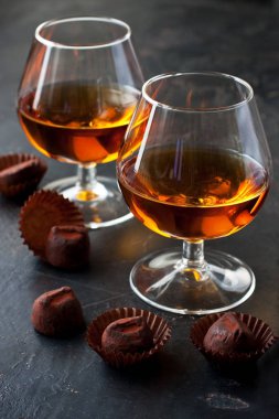 Koyu arkaplanda çikolatalı viski.