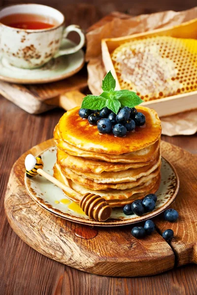 Frische Pfannkuchen mit Blaubeeren — Stockfoto