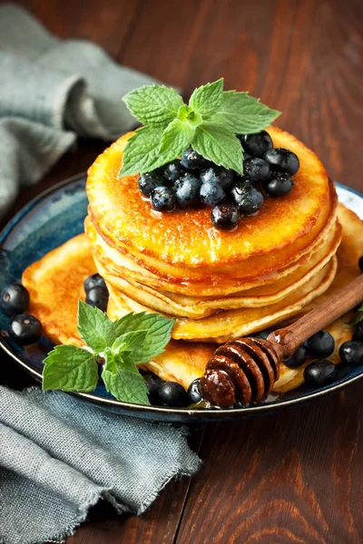 Deliciosos panqueques caseros con jugosas bayas y miel — Foto de Stock