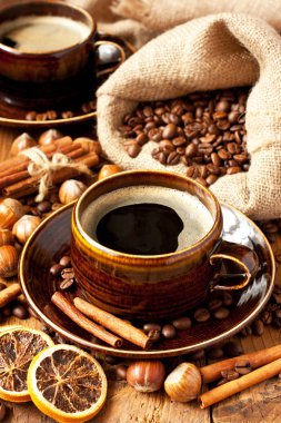 Koyu arkaplanda kahve olan seramik bardak, seçici odak