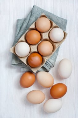 Ahşap masada tavuk renkli yumurta