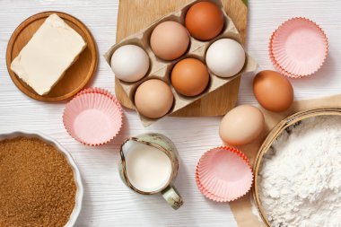 Ahşap masada pişirme için Malzemeler, üst görünümü