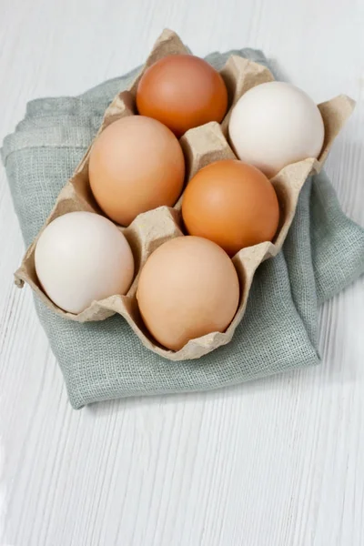 木桌上的鸡蛋 — 图库照片