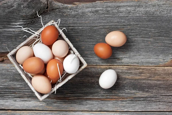 Kyckling färgglada ägg på träbord — Stockfoto